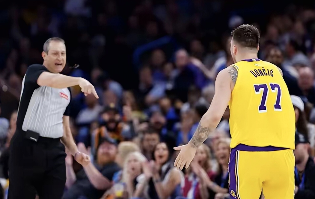 随机多特蒙德遭遇争议判罚，裁判组回应：执法公正，一下只要文化通过.的简单介绍