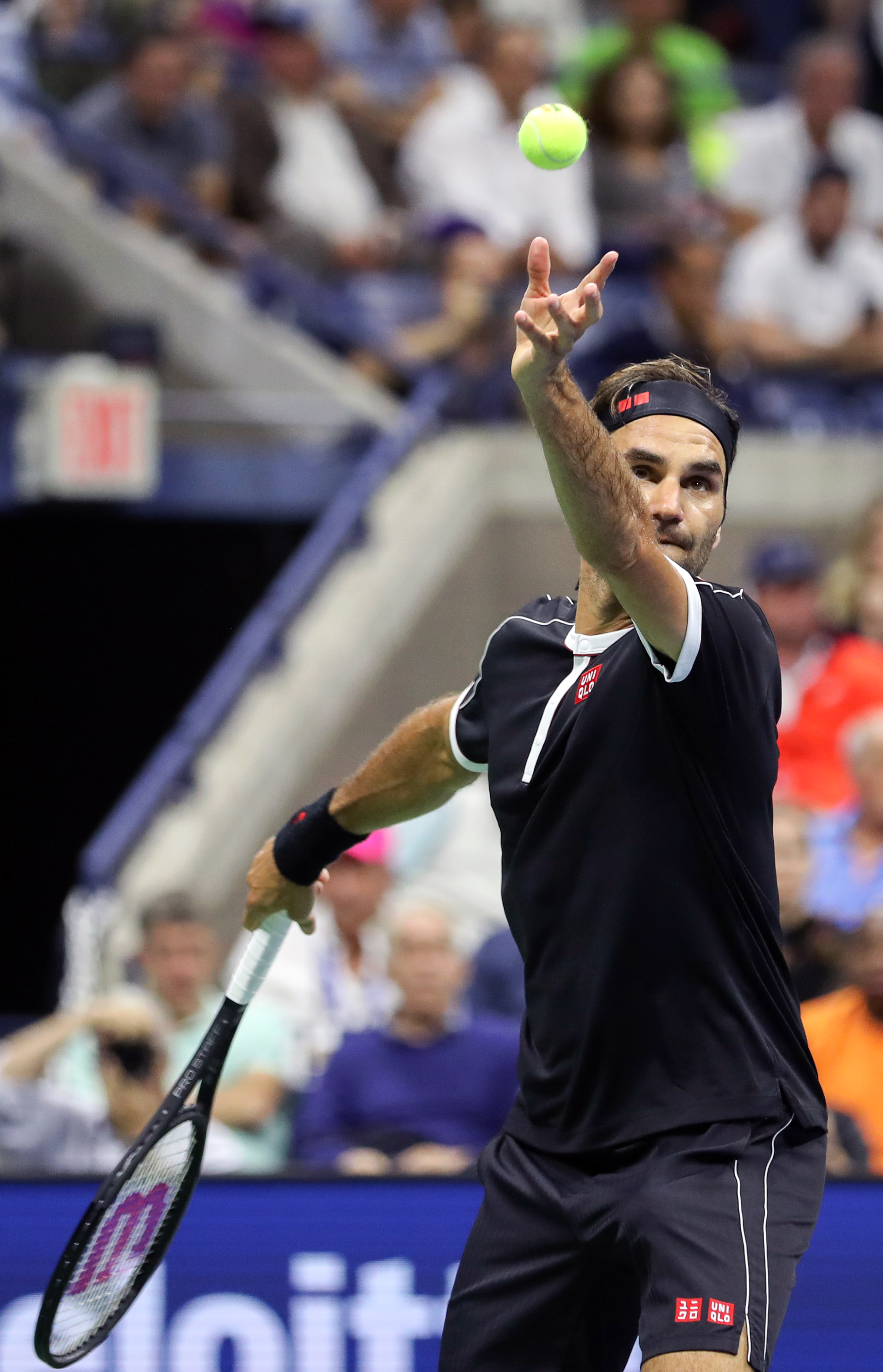 费德勒重返赛场，大比分获胜首场状态出色，瑞士队观众沸腾！